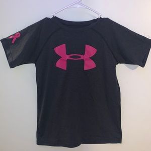 ✨ dark grey and pink ~under armour~ tee shirt ✨